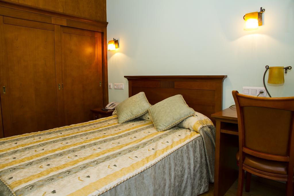 Hotel Los 14 Pravia Exteriör bild
